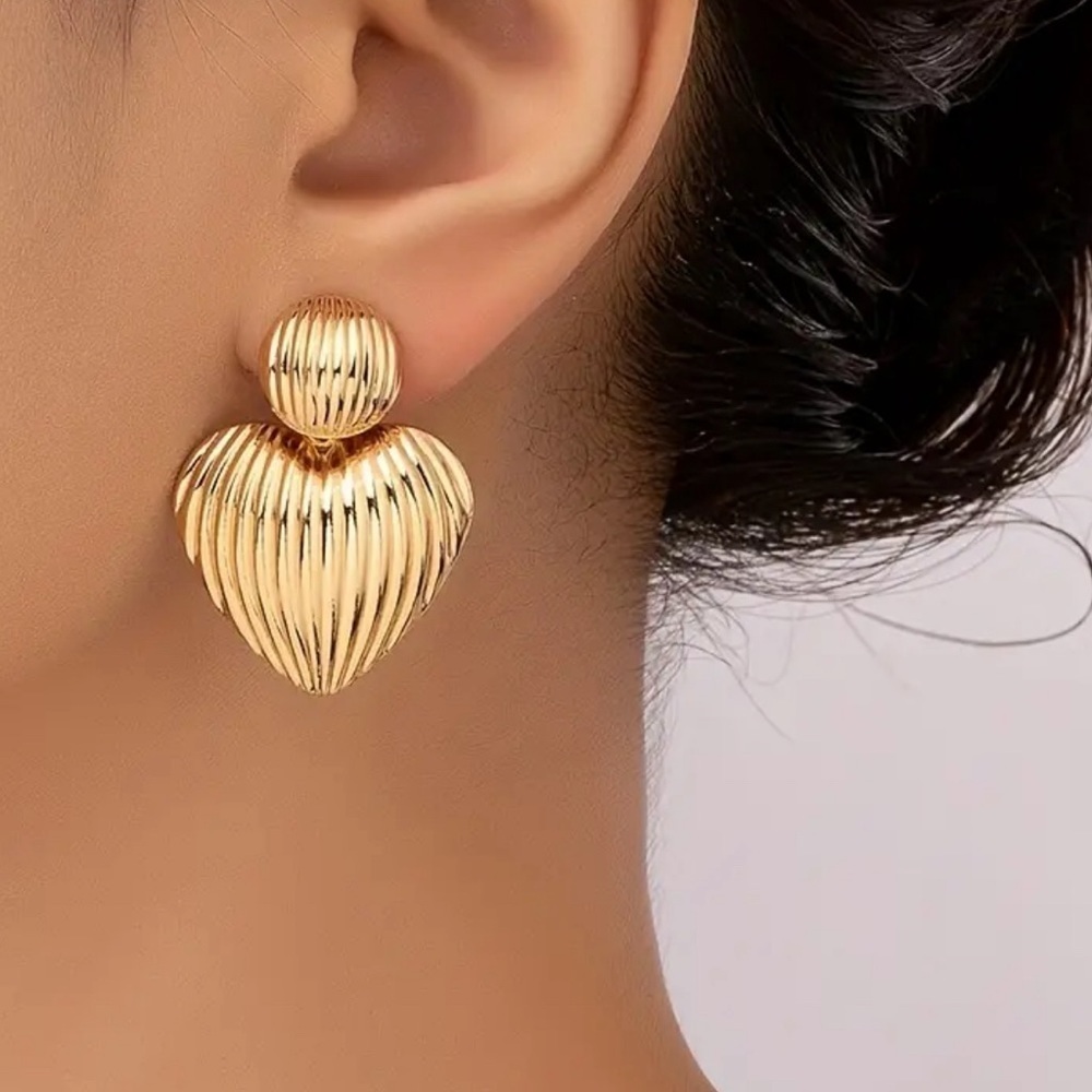 Textured dangle heart earrings 💕✨✨✨🎁